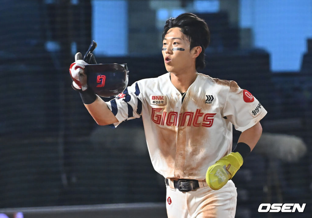 30일 부산 사직야구장에서 2026 신한 SOL KBO 리그 롯데 자이언츠와 키움 히어로즈의 경기가 열렸다. 홈팀 롯데는 로드리게스가, 방문팀 키움은 김성진이 선발 출전했다.롯데 자이언츠 전민재가 2회말 2사 1,2루 손성빈의 2루수 오른쪽 내야 안타때 홈으로 쇄도, 득점을 올리고 하이파이브를 하고 있다. 2026.09.30 / foto0307@osen.co.kr