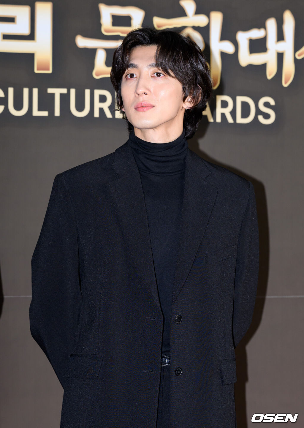 2일 오후 서울 종로구 세종문화회관 대극장에서 제12회 이데일리 문화대상 레드카펫 행사가 열렸다.‘이데일리 문화대상’은 공연예술 전 분야를 대상으로 하는 시상식이다.잔나비 최정훈이 포토타임을 가지고 있다. 2025.12.02 /sunday@osen.co.kr