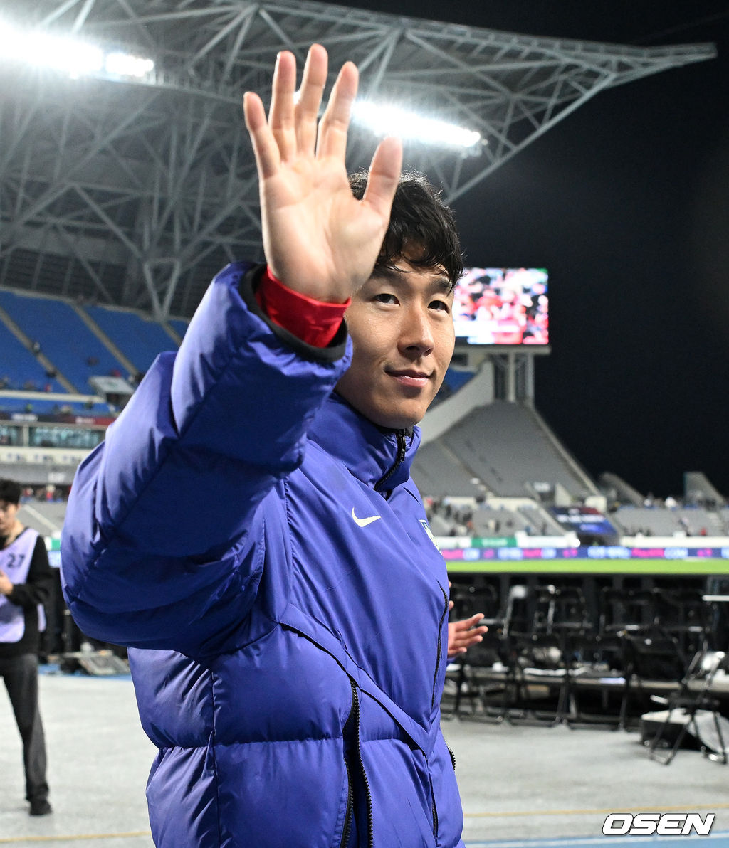한국축구에 역사적인 날이다. 손흥민(34, LAFC)이 전설 차범근의 A매치 최다골 기록을 넘었다. 로베르트 모레노 감독이 이끄는 대한민국 축구대표팀은 6일 오후 8시 용인미르스타디움에서 개최되는 친선전에서 우즈베키스탄을 상대로 손흥민의 선제골과 오세훈의 추가골이 터져 2-0 완승을 거뒀다. 경기 종료 후 대한민국 손흥민이 관중석을 향해 인사를 하고 있다. 2026.10.06 /sunday@osen.co.kr