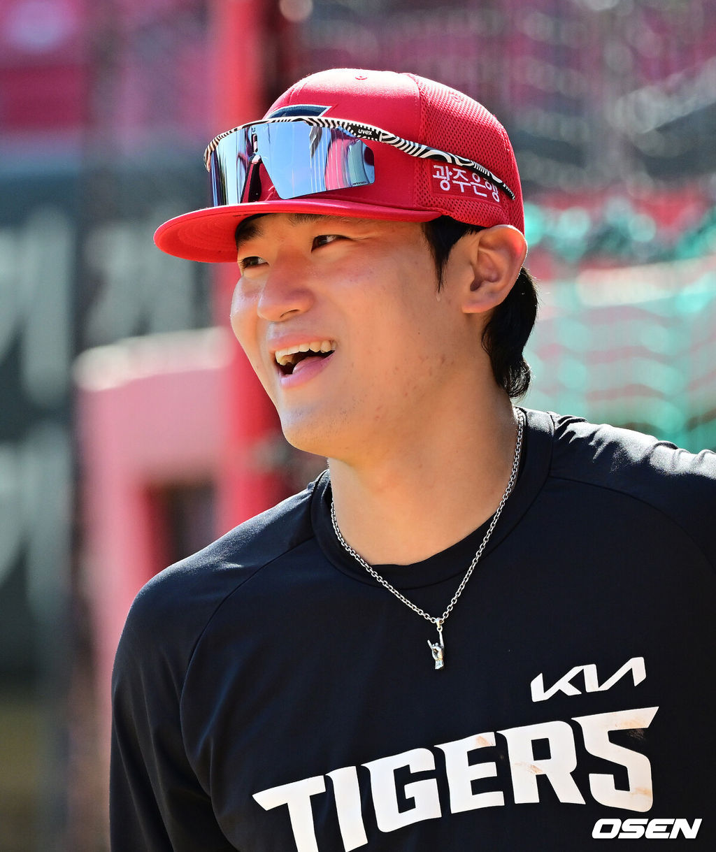 17일 광주-기아 챔피언스 필드에서 ‘2026 신한 SOL KBO 준플레이오프’ 1차전 KIA 타이거즈와 LG 트윈스의 경기가 열렸다.KIA는 올 시즌 79승 2무 63패 승률 .556 리그 3위를 기록했다. LG는 78승 1무 65패 승률 .545 리그 4위다. 상대전적에서는 KIA가 9승 7패로 앞선다. 가을야구 맞대결은 2016년 와일드카드 결정전 이후 10년 만이다.경기에 앞서 KIA 김도영이 훈련을 하고 있다. 2026.10.17 / jpnews@osen.co.kr