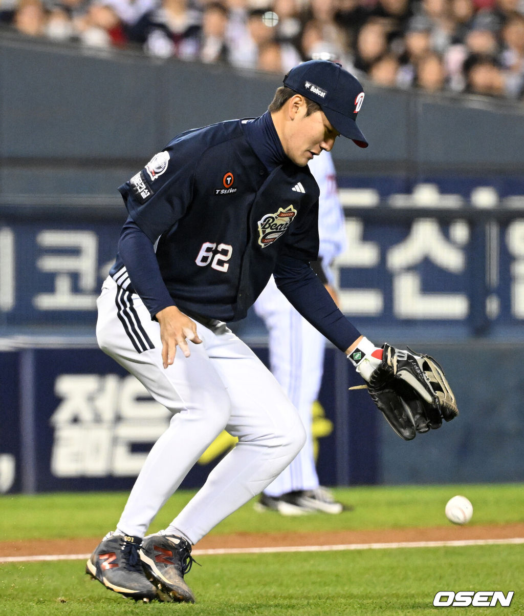 14일 오후 서울 잠실야구장에서 2026 신한 SOL KBO 와일드카드 결정 1차전 LG 트윈스와 두산 베어스의 경기가 열렸다.LG는 카를로스 카라스코, 두산은 곽빈이 선발로 나섰다.2회말 무사 1,2루에서 두산 안재석이 LG 신민재 땅볼 때 악송구를 하고 있다. 2026.10.14 /sunday@osen.co.kr