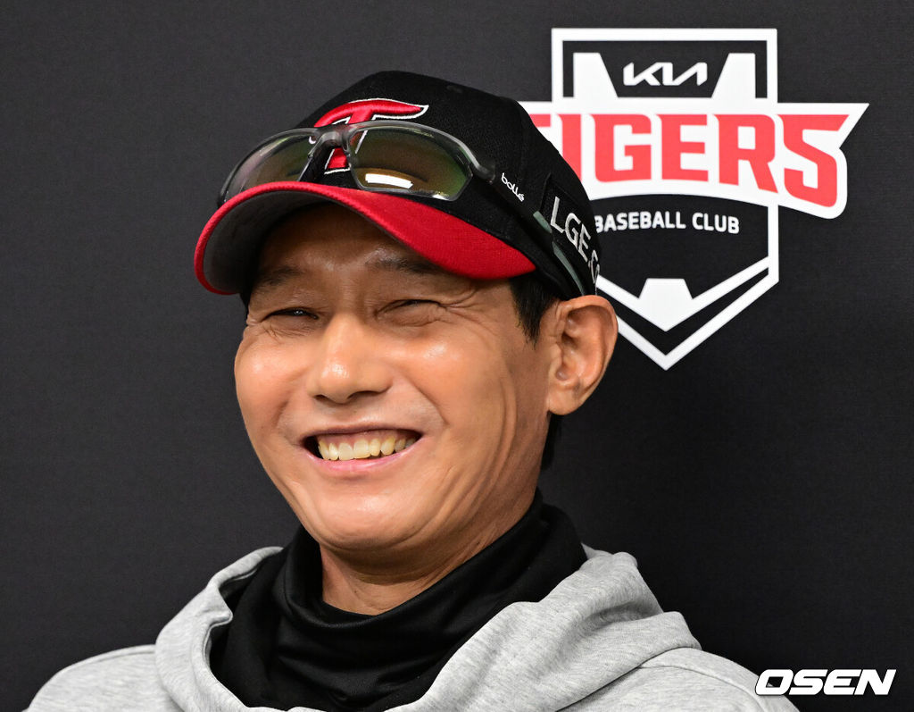 17일 광주-기아 챔피언스 필드에서 ‘2026 신한 SOL KBO 준플레이오프’ 1차전 KIA 타이거즈와 LG 트윈스의 경기가 열렸다.KIA는 올 시즌 79승 2무 63패 승률 .556 리그 3위를 기록했다. LG는 78승 1무 65패 승률 .545 리그 4위다. 상대전적에서는 KIA가 9승 7패로 앞선다. 가을야구 맞대결은 2016년 와일드카드 결정전 이후 10년 만이다.경기에 앞서 LG 염경엽 감독이 인터뷰를 하고 있다. 2026.10.17 / jpnews@osen.co.kr