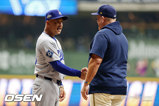 [사진] LA 다저스 데이브 로버츠 감독이 밀워키 팻 머피 감독과 악수하고 있다. ⓒGettyimages(무단전재 및 재배포 금지)