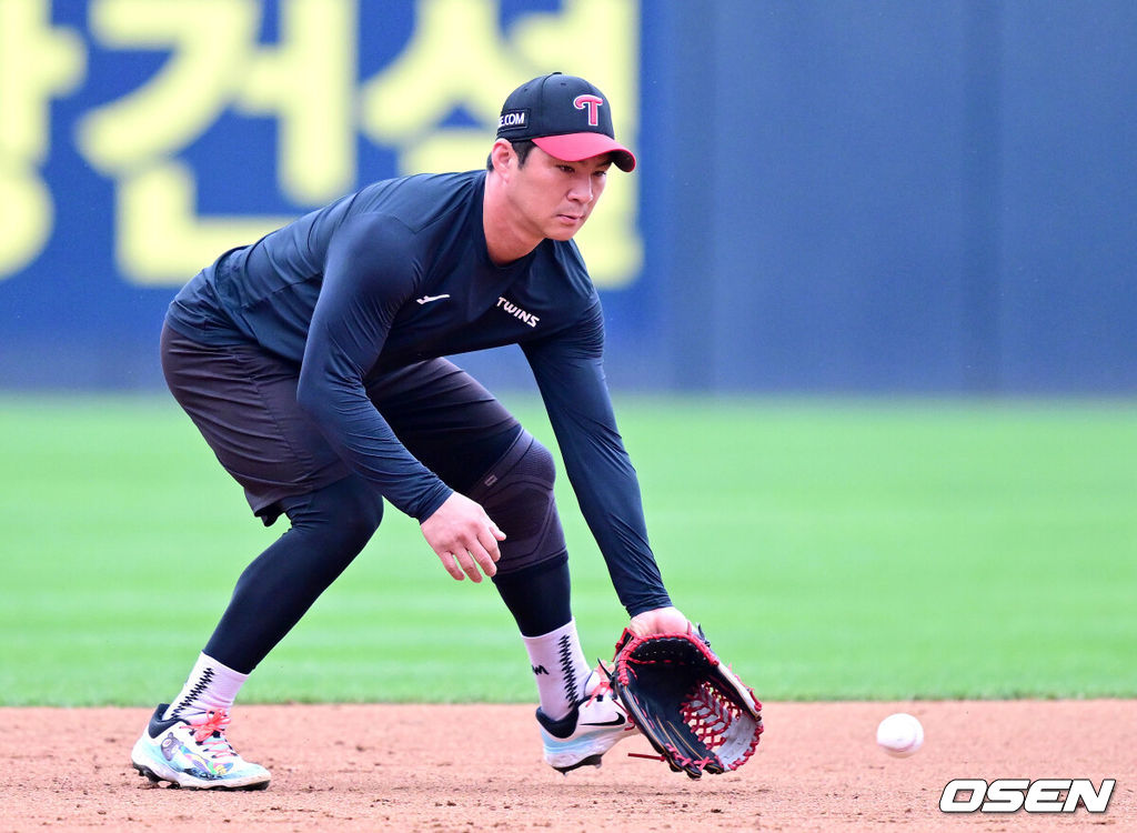 12일 광주-기아 챔피언스필드에서 ‘2026 신한 SOL Bank KBO리그’ KIA 타이거즈와 LG 트윈스의 경기가 열린다.홈팀 KIA는 양현종, 방문팀 LG는 임찬규를 선발로 내세운다.경기를 앞두고 LG 오지환이 수비 훈련을 펼치고 있다. 2026.10.12 / dreamer@osen.co.kr