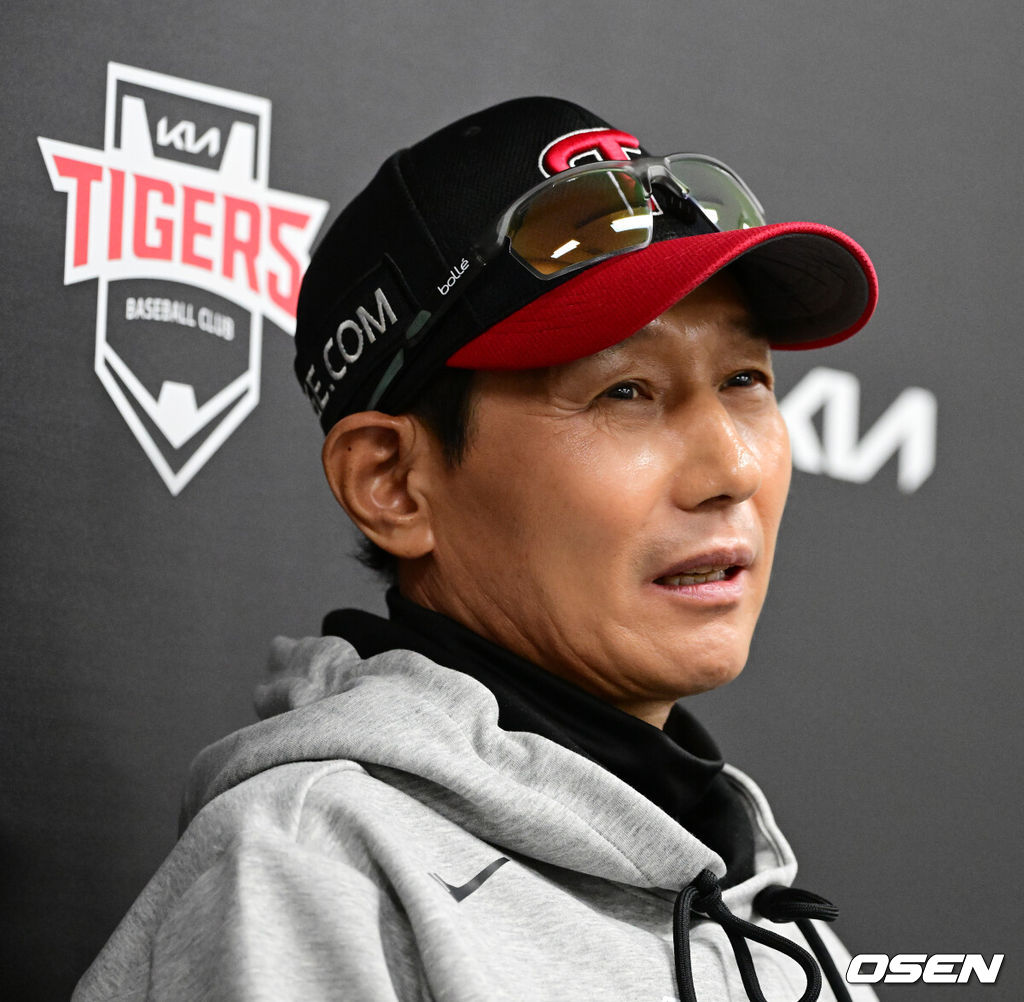 17일 광주-기아 챔피언스 필드에서 ‘2026 신한 SOL KBO 준플레이오프’ 1차전 KIA 타이거즈와 LG 트윈스의 경기가 열렸다.KIA는 올 시즌 79승 2무 63패 승률 .556 리그 3위를 기록했다. LG는 78승 1무 65패 승률 .545 리그 4위다. 상대전적에서는 KIA가 9승 7패로 앞선다. 가을야구 맞대결은 2016년 와일드카드 결정전 이후 10년 만이다.경기에 앞서 LG 염경엽 감독이 인터뷰를 하고 있다. 2026.10.17 / jpnews@osen.co.kr