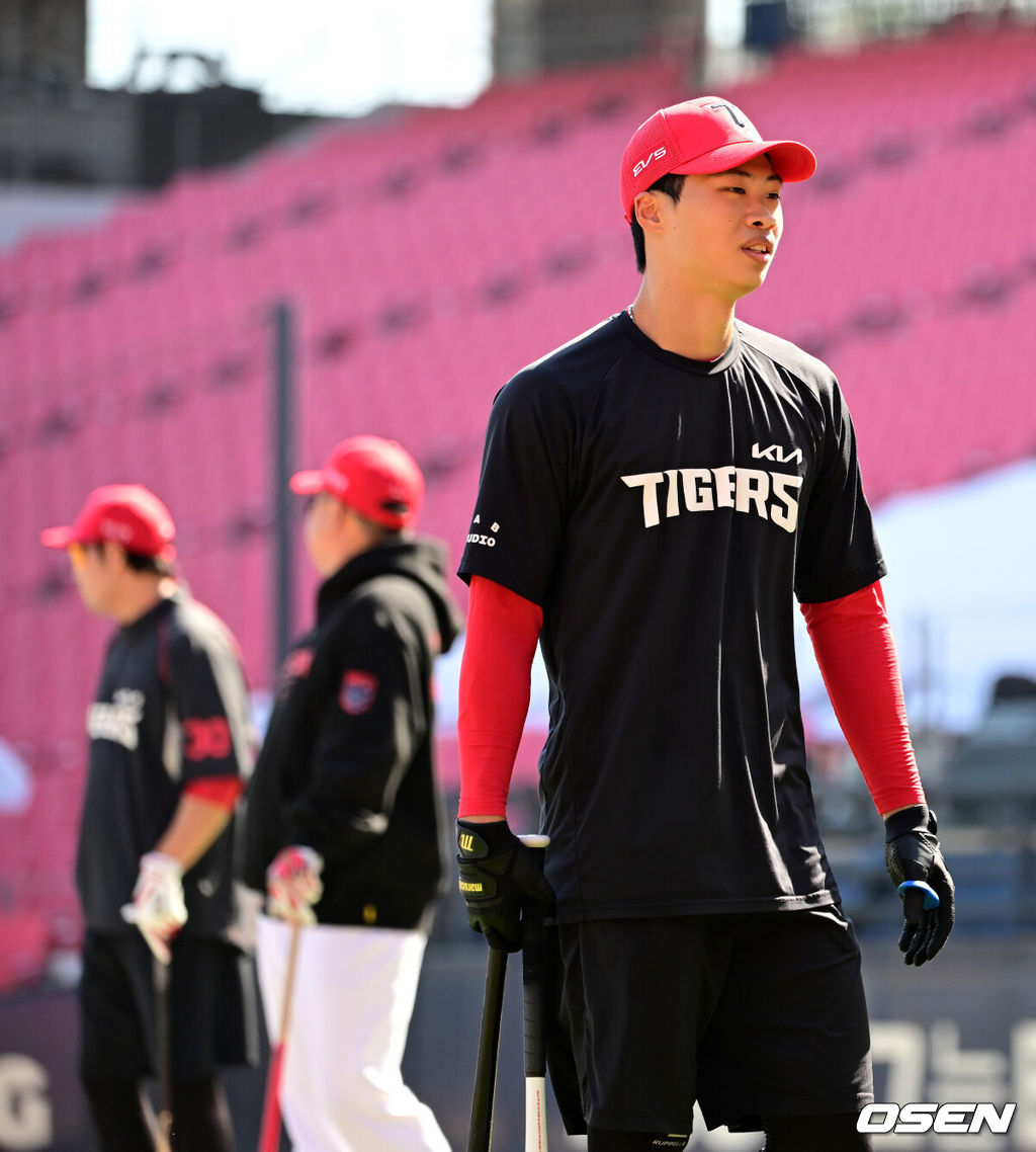 17일 광주-기아 챔피언스 필드에서 ‘2026 신한 SOL KBO 준플레이오프’ 1차전 KIA 타이거즈와 LG 트윈스의 경기가 열렸다.KIA는 올 시즌 79승 2무 63패 승률 .556 리그 3위를 기록했다. LG는 78승 1무 65패 승률 .545 리그 4위다. 상대전적에서는 KIA가 9승 7패로 앞선다. 가을야구 맞대결은 2016년 와일드카드 결정전 이후 10년 만이다.경기에 앞서 KIA 박재현이 훈련을 하고 있다. 2026.10.17 / jpnews@osen.co.kr