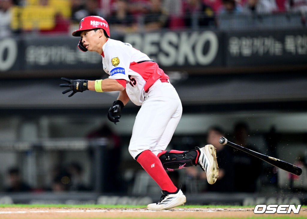 12일 광주-기아 챔피언스필드에서 ‘2026 신한 SOL Bank KBO리그’ KIA 타이거즈와 LG 트윈스의 경기가 열렸다.홈팀 KIA는 양현종, 방문팀 LG는 임찬규를 선발로 내세웠다.8회말 무사 선두타자로 나선 KIA 박재현이 기습 번트 안타를 대고 있다. 2026.10.12 / dreamer@osen.co.kr