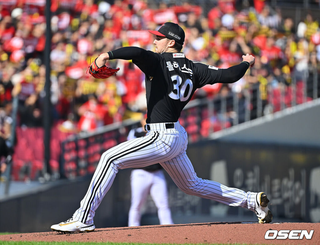 17일 광주-기아챔피언스필드에서 2026 신한 SOL KBO 리그 준플레이오프 KIA 타이거즈와 LG 트윈스의 1차전 경기가 열렸다. KIA는 올 시즌 79승 2무 63패 승률 .556 리그 3위를 기록했다. LG는 78승 1무 65패 승률 .545 리그 4위다. 상대전적에서는 KIA가 9승 7패로 앞선다. 가을야구 맞대결은 2016년 와일드카드 결정전 이후 10년 만이다.LG 트윈스 선발투수 톨허스트가 역투하고 있다. 2026.10.17 / foto0307@osen.co.kr