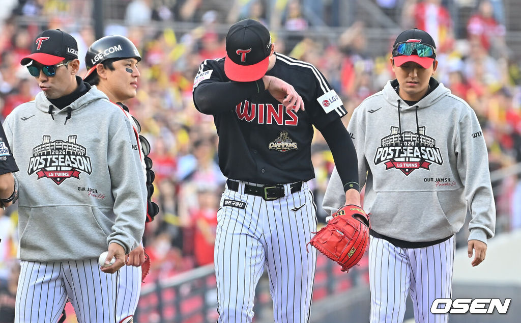 17일 광주-기아챔피언스필드에서 2026 신한 SOL KBO 리그 준플레이오프 KIA 타이거즈와 LG 트윈스의 1차전 경기가 열렸다. KIA는 올 시즌 79승 2무 63패 승률 .556 리그 3위를 기록했다. LG는 78승 1무 65패 승률 .545 리그 4위다. 상대전적에서는 KIA가 9승 7패로 앞선다. 가을야구 맞대결은 2016년 와일드카드 결정전 이후 10년 만이다.LG 트윈스 톨허스트가 6회말 교체되고 있다. 2026.10.17 / foto0307@osen.co.kr
