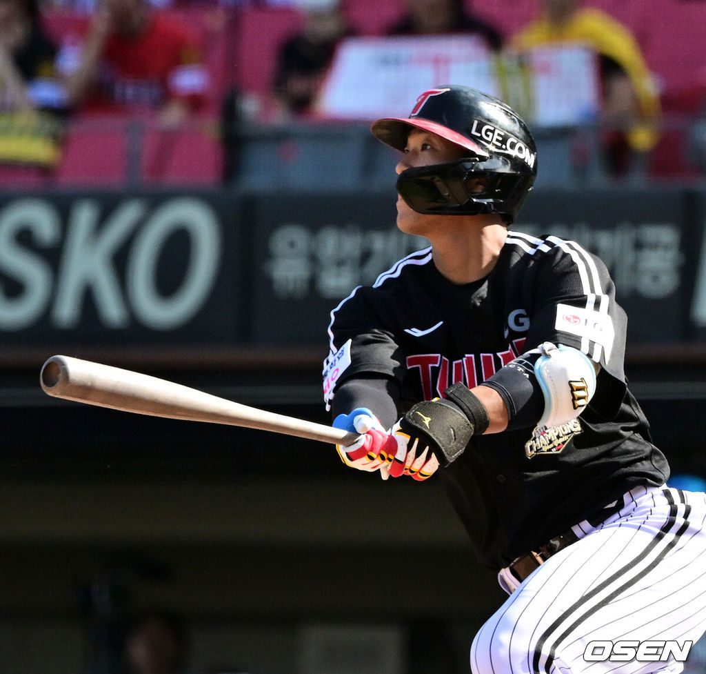 17일 광주-기아 챔피언스 필드에서 ‘2026 신한 SOL KBO 준플레이오프’ 1차전 KIA 타이거즈와 LG 트윈스의 경기가 열렸다.KIA는 올 시즌 79승 2무 63패 승률 .556 리그 3위를 기록했다. LG는 78승 1무 65패 승률 .545 리그 4위다. 상대전적에서는 KIA가 9승 7패로 앞선다. 가을야구 맞대결은 2016년 와일드카드 결정전 이후 10년 만이다.2회초 2사에서 LG 송찬의가 선제 좌월 솔로포를 날리고 있다. 2026.10.17 / jpnews@osen.co.kr