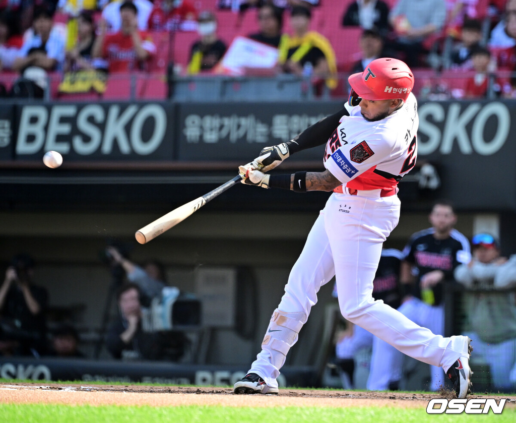 17일 광주-기아 챔피언스 필드에서 ‘2026 신한 SOL KBO 준플레이오프’ 1차전 KIA 타이거즈와 LG 트윈스의 경기가 열렸다.KIA는 올 시즌 79승 2무 63패 승률 .556 리그 3위를 기록했다. LG는 78승 1무 65패 승률 .545 리그 4위다. 상대전적에서는 KIA가 9승 7패로 앞선다. 가을야구 맞대결은 2016년 와일드카드 결정전 이후 10년 만이다.2회말 무사에서 KIA 카스트로가 동점 우월 솔로포를 날리고 있다. 2026.10.17 / jpnews@osen.co.kr