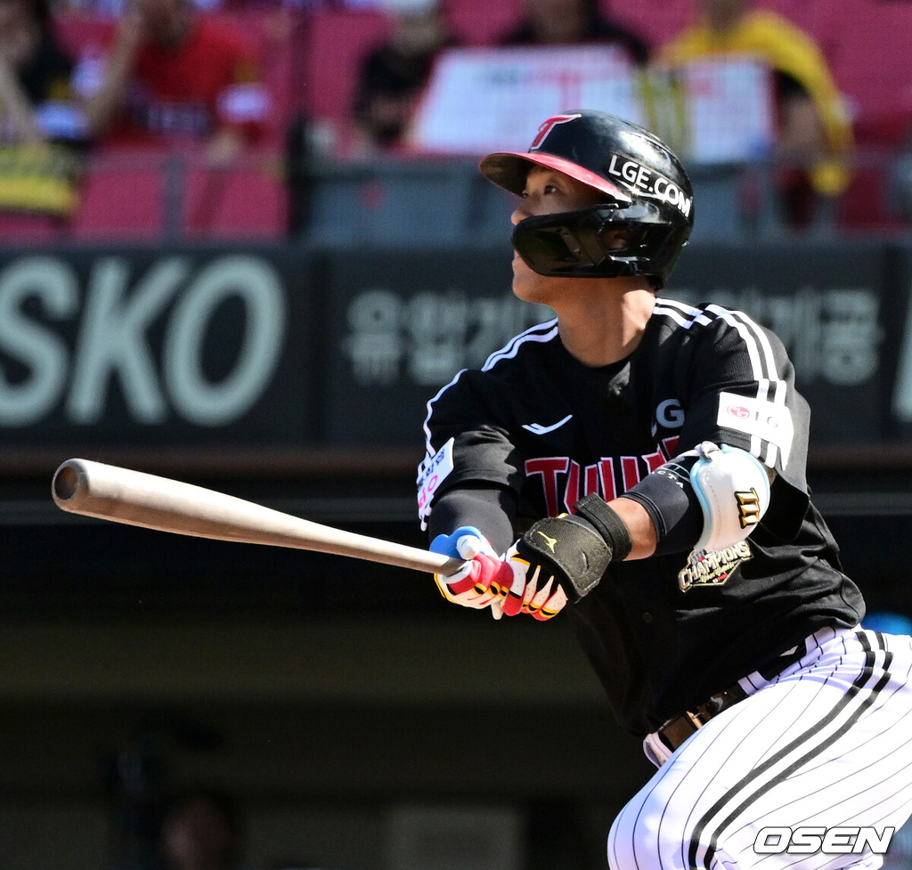 17일 광주-기아 챔피언스 필드에서 ‘2026 신한 SOL KBO 준플레이오프’ 1차전 KIA 타이거즈와 LG 트윈스의 경기가 열렸다.KIA는 올 시즌 79승 2무 63패 승률 .556 리그 3위를 기록했다. LG는 78승 1무 65패 승률 .545 리그 4위다. 상대전적에서는 KIA가 9승 7패로 앞선다. 가을야구 맞대결은 2016년 와일드카드 결정전 이후 10년 만이다.2회초 2사에서 LG 송찬의가 선제 좌월 솔로포를 날리고 있다. 2026.10.17 / jpnews@osen.co.kr