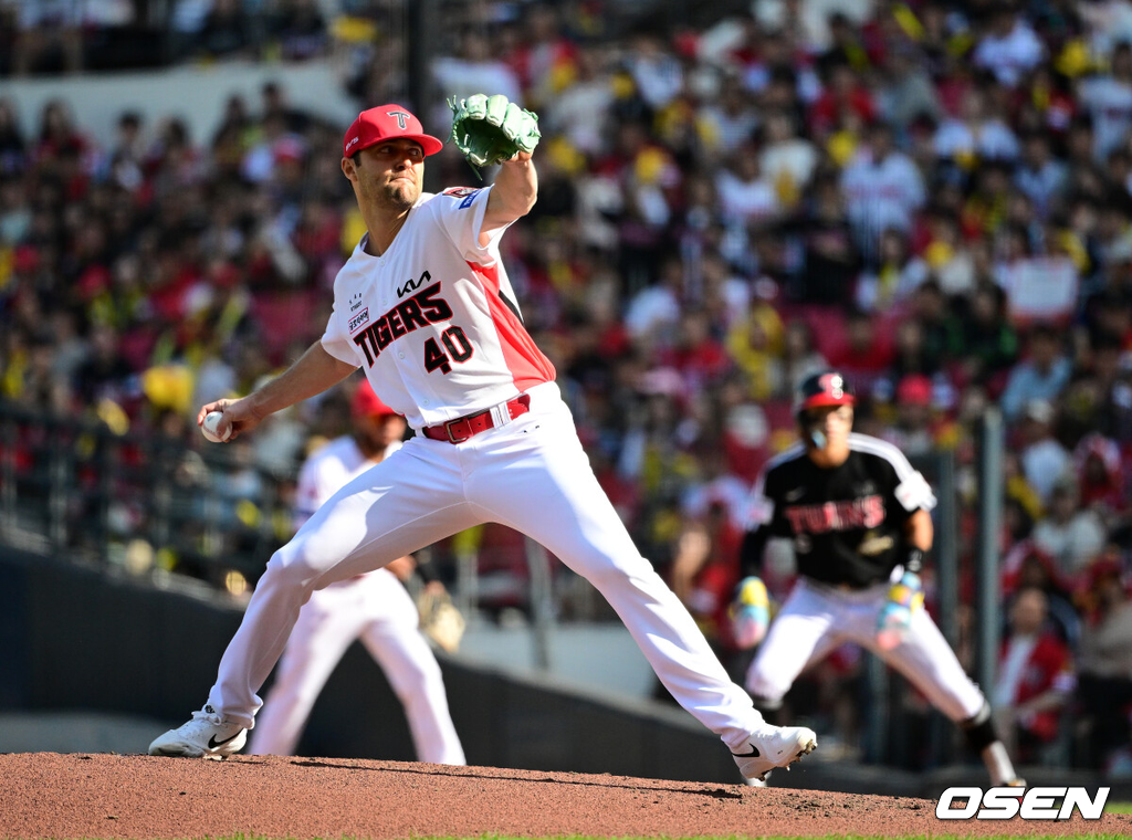 17일 광주-기아 챔피언스 필드에서 ‘2026 신한 SOL KBO 준플레이오프’ 1차전 KIA 타이거즈와 LG 트윈스의 경기가 열렸다.KIA는 올 시즌 79승 2무 63패 승률 .556 리그 3위를 기록했다. LG는 78승 1무 65패 승률 .545 리그 4위다. 상대전적에서는 KIA가 9승 7패로 앞선다. 가을야구 맞대결은 2016년 와일드카드 결정전 이후 10년 만이다.3회초 KIA 네일이 역투하고 있다. 2026.10.17 / jpnews@osen.co.kr