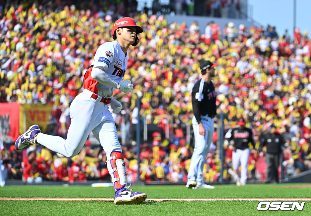 17일 광주-기아챔피언스필드에서 2026 신한 SOL KBO 리그 준플레이오프 KIA 타이거즈와 LG 트윈스의 1차전 경기가 열렸다.KIA는 올 시즌 79승 2무 63패 승률 .556 리그 3위를 기록했다. LG는 78승 1무 65패 승률 .545 리그 4위다. 상대전적에서는 KIA가 9승 7패로 앞선다. 가을야구 맞대결은 2016년 와일드카드 결정전 이후 10년 만이다.KIA 타이거즈 김도영이 1회말 좌익수 플라이를 치고 아쉬운 표정으로 진루하고 있다. 2026.10.17 / foto0307@osen.co.kr