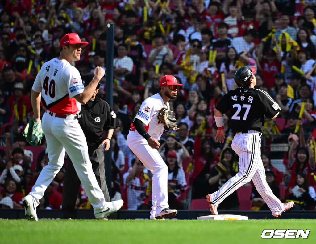 17일 광주-기아 챔피언스 필드에서 ‘2026 신한 SOL KBO 준플레이오프’ 1차전 KIA 타이거즈와 LG 트윈스의 경기가 열렸다.KIA는 올 시즌 79승 2무 63패 승률 .556 리그 3위를 기록했다. LG는 78승 1무 65패 승률 .545 리그 4위다. 상대전적에서는 KIA가 9승 7패로 앞선다. 가을야구 맞대결은 2016년 와일드카드 결정전 이후 10년 만이다.3회초 무사 1루에서 LG 1루주자 박동원이 도루에 실패하며 1루에서 아웃되고 있다. 2026.10.17 / jpnews@osen.co.kr
