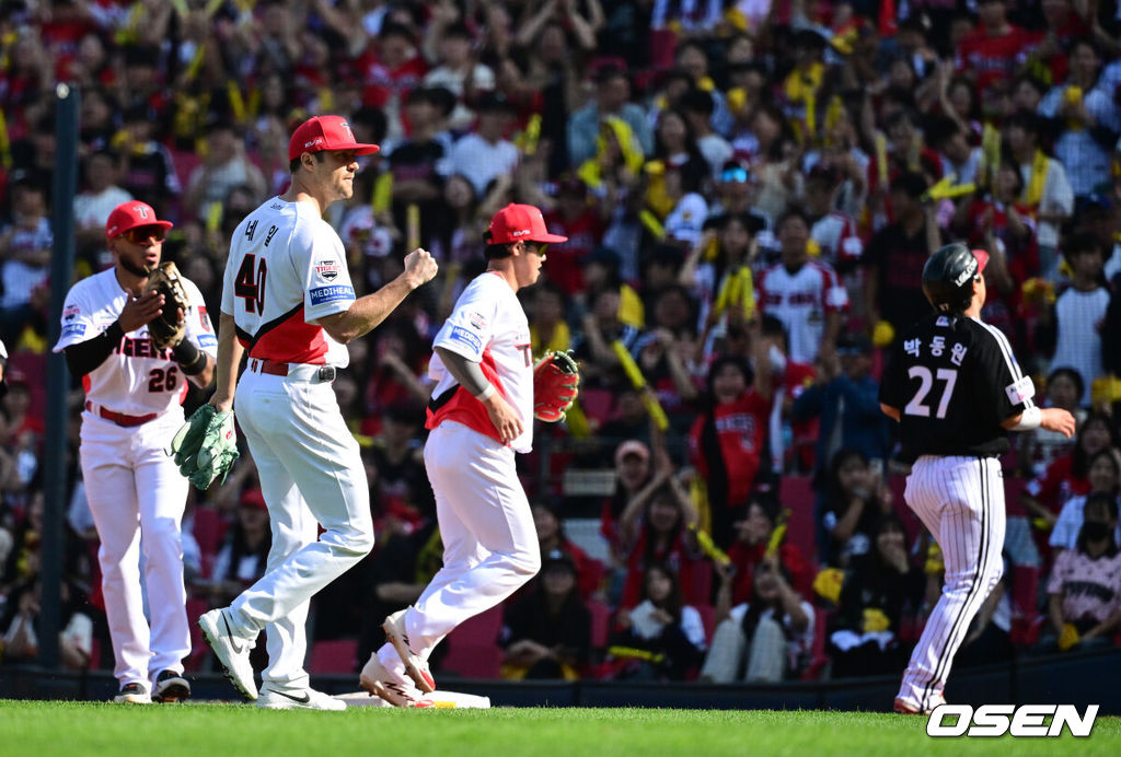 17일 광주-기아 챔피언스 필드에서 ‘2026 신한 SOL KBO 준플레이오프’ 1차전 KIA 타이거즈와 LG 트윈스의 경기가 열렸다.KIA는 올 시즌 79승 2무 63패 승률 .556 리그 3위를 기록했다. LG는 78승 1무 65패 승률 .545 리그 4위다. 상대전적에서는 KIA가 9승 7패로 앞선다. 가을야구 맞대결은 2016년 와일드카드 결정전 이후 10년 만이다.3회초 무사 1루에서 KIA 네일이 LG 1루주자 박동원이 도루에 실패하며 1루에서 아웃되자 기뻐하고 있다. 2026.10.17 / jpnews@osen.co.kr