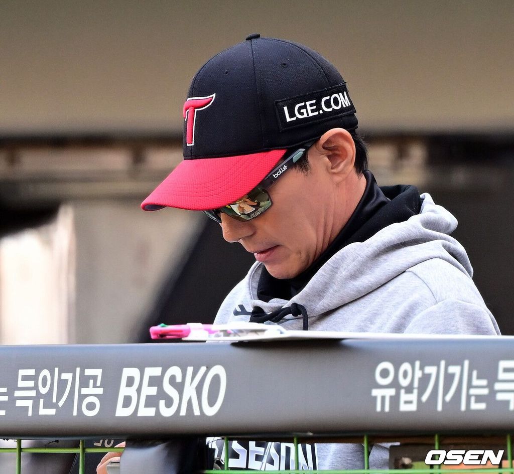 17일 광주-기아 챔피언스 필드에서 ‘2026 신한 SOL KBO 준플레이오프’ 1차전 KIA 타이거즈와 LG 트윈스의 경기가 열렸다.KIA는 올 시즌 79승 2무 63패 승률 .556 리그 3위를 기록했다. LG는 78승 1무 65패 승률 .545 리그 4위다. 상대전적에서는 KIA가 9승 7패로 앞선다. 가을야구 맞대결은 2016년 와일드카드 결정전 이후 10년 만이다.1회 LG 염경엽 감독이 수첩을 바라보고 있다. 2026.10.17 / jpnews@osen.co.kr
