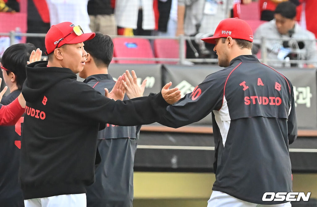 17일 광주-기아챔피언스필드에서 2026 신한 SOL KBO 리그 준플레이오프 KIA 타이거즈와 LG 트윈스의 1차전 경기가 열렸다. KIA는 올 시즌 79승 2무 63패 승률 .556 리그 3위를 기록했다. LG는 78승 1무 65패 승률 .545 리그 4위다. 상대전적에서는 KIA가 9승 7패로 앞선다. 가을야구 맞대결은 2016년 와일드카드 결정전 이후 10년 만이다.KIA 타이거즈 이범호 감독이 LG 트윈스에 5-1로 승리한 후 네일과 하이파이브를 하고 있다. 2026.10.17 / foto0307@osen.co.kr