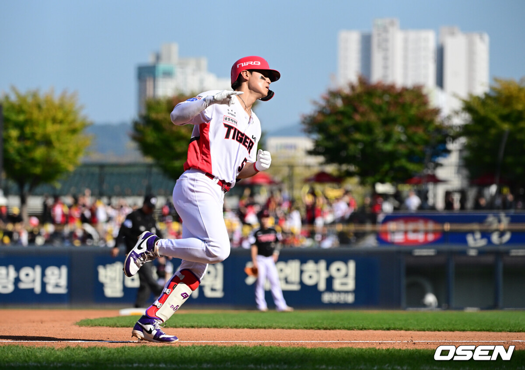 17일 광주-기아 챔피언스 필드에서 ‘2026 신한 SOL KBO 준플레이오프’ 1차전 KIA 타이거즈와 LG 트윈스의 경기가 열렸다.KIA는 올 시즌 79승 2무 63패 승률 .556 리그 3위를 기록했다. LG는 78승 1무 65패 승률 .545 리그 4위다. 상대전적에서는 KIA가 9승 7패로 앞선다. 가을야구 맞대결은 2016년 와일드카드 결정전 이후 10년 만이다.4회말 1사에서 KIA 김도영이 역전 좌월 솔로포를 날리고 있다. 2026.10.17 / jpnews@osen.co.kr