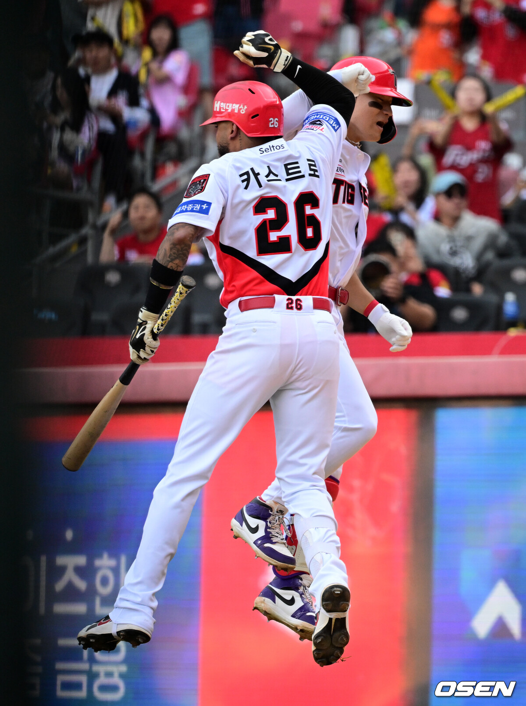 17일 광주-기아 챔피언스 필드에서 ‘2026 신한 SOL KBO 준플레이오프’ 1차전 KIA 타이거즈와 LG 트윈스의 경기가 열렸다.KIA는 올 시즌 79승 2무 63패 승률 .556 리그 3위를 기록했다. LG는 78승 1무 65패 승률 .545 리그 4위다. 상대전적에서는 KIA가 9승 7패로 앞선다. 가을야구 맞대결은 2016년 와일드카드 결정전 이후 10년 만이다.4회말 1사에서 KIA 김도영이 역전 좌월 솔로포를 날리고 카스트로와 기뻐하고 있다. 2026.10.17 / jpnews@osen.co.kr