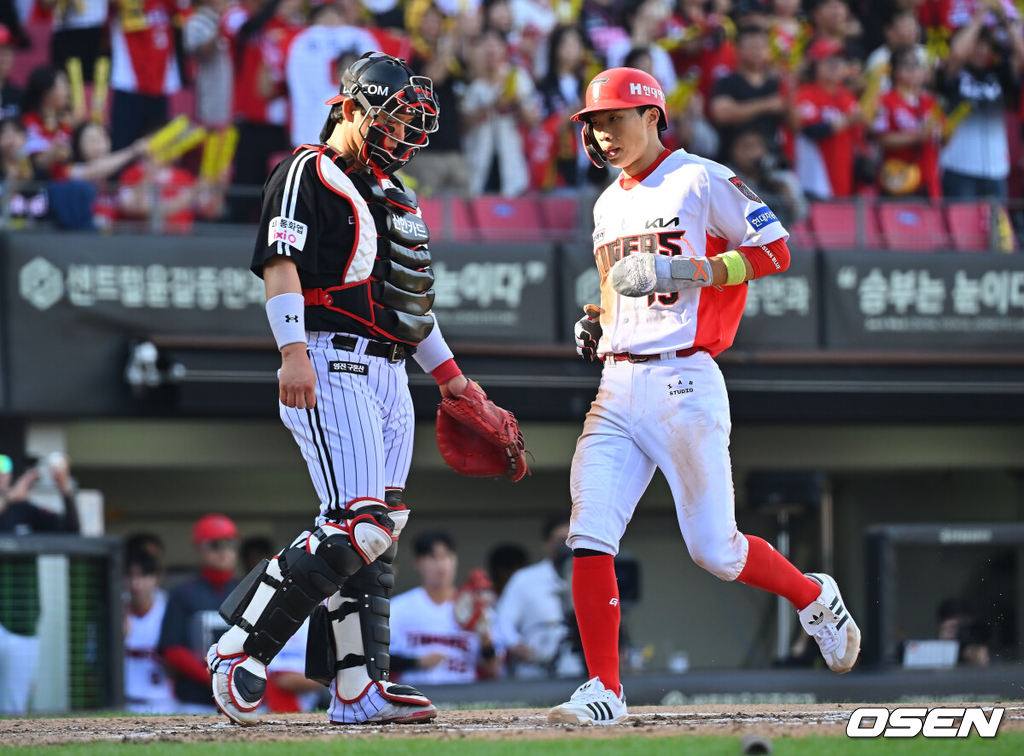 17일 광주-기아챔피언스필드에서 2026 신한 SOL KBO 리그 준플레이오프 KIA 타이거즈와 LG 트윈스의 1차전 경기가 열렸다.KIA는 올 시즌 79승 2무 63패 승률 .556 리그 3위를 기록했다. LG는 78승 1무 65패 승률 .545 리그 4위다. 상대전적에서는 KIA가 9승 7패로 앞선다. 가을야구 맞대결은 2016년 와일드카드 결정전 이후 10년 만이다.KIA 타이거즈 박재현이 6회말 무사 1,3루 김도영의 우익수 희생플라이에 득점을 올리고 있다. 2026.10.17 / foto0307@osen.co.kr