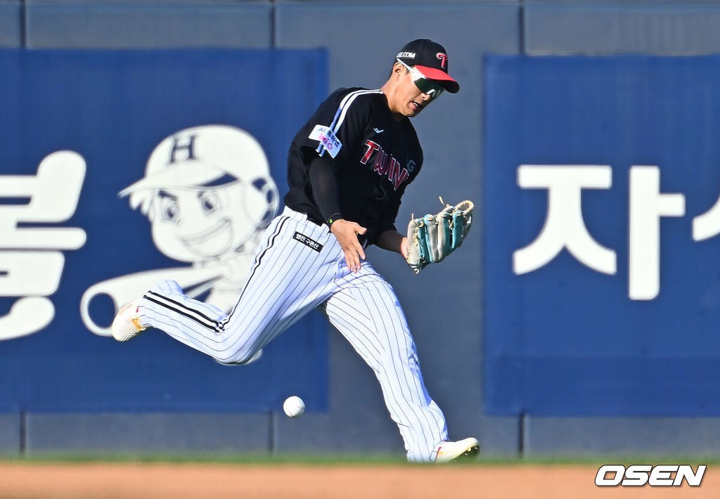 17일 광주-기아챔피언스필드에서 2026 신한 SOL KBO 리그 준플레이오프 KIA 타이거즈와 LG 트윈스의 1차전 경기가 열렸다. KIA는 올 시즌 79승 2무 63패 승률 .556 리그 3위를 기록했다. LG는 78승 1무 65패 승률 .545 리그 4위다. 상대전적에서는 KIA가 9승 7패로 앞선다. 가을야구 맞대결은 2016년 와일드카드 결정전 이후 10년 만이다.LG 트윈스 송찬의가 6회말 KIA 타이거즈 박재현의 타구를 놓치고 있다. 2026.10.17 / foto0307@osen.co.kr