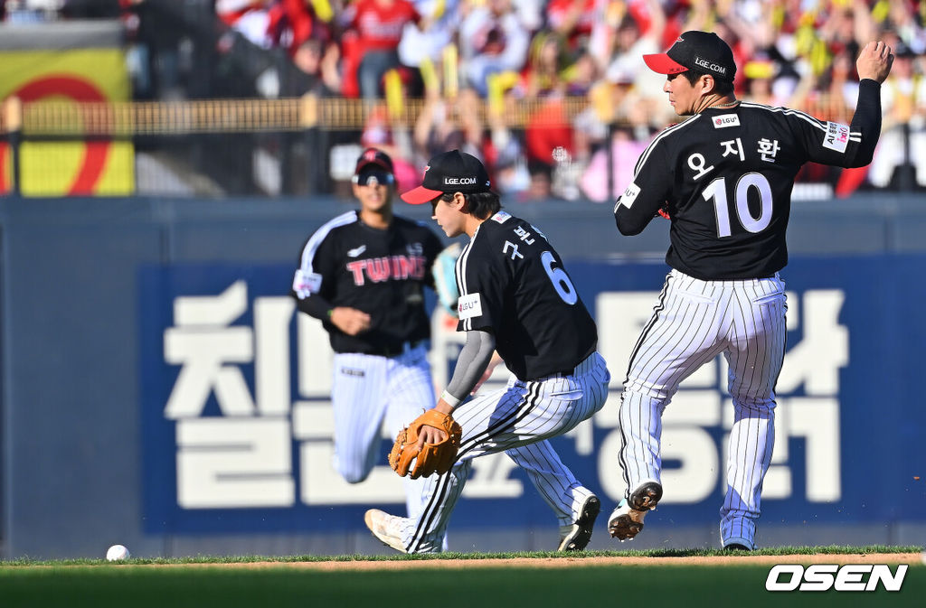 17일 광주-기아챔피언스필드에서 2026 신한 SOL KBO 리그 준플레이오프 KIA 타이거즈와 LG 트윈스의 1차전 경기가 열렸다. KIA는 올 시즌 79승 2무 63패 승률 .556 리그 3위를 기록했다. LG는 78승 1무 65패 승률 .545 리그 4위다. 상대전적에서는 KIA가 9승 7패로 앞선다. 가을야구 맞대결은 2016년 와일드카드 결정전 이후 10년 만이다.LG 트윈스 구본혁과 오지환이 6회말 무사 1루 KIA 타이거즈 김선빈의 타구를 문보경의 실책으로 빠지자 수비하고 있다. 2026.10.17 / foto0307@osen.co.kr