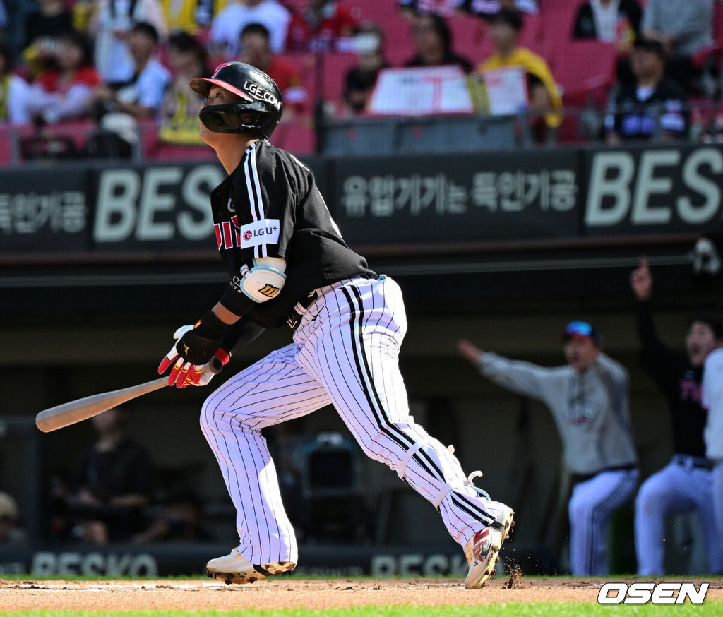 17일 광주-기아 챔피언스 필드에서 ‘2026 신한 SOL KBO 준플레이오프’ 1차전 KIA 타이거즈와 LG 트윈스의 경기가 열렸다.KIA는 올 시즌 79승 2무 63패 승률 .556 리그 3위를 기록했다. LG는 78승 1무 65패 승률 .545 리그 4위다. 상대전적에서는 KIA가 9승 7패로 앞선다. 가을야구 맞대결은 2016년 와일드카드 결정전 이후 10년 만이다.2회초 2사에서 LG 송찬의가 선제 좌월 솔로포를 날리고 있다. 2026.10.17 / jpnews@osen.co.kr