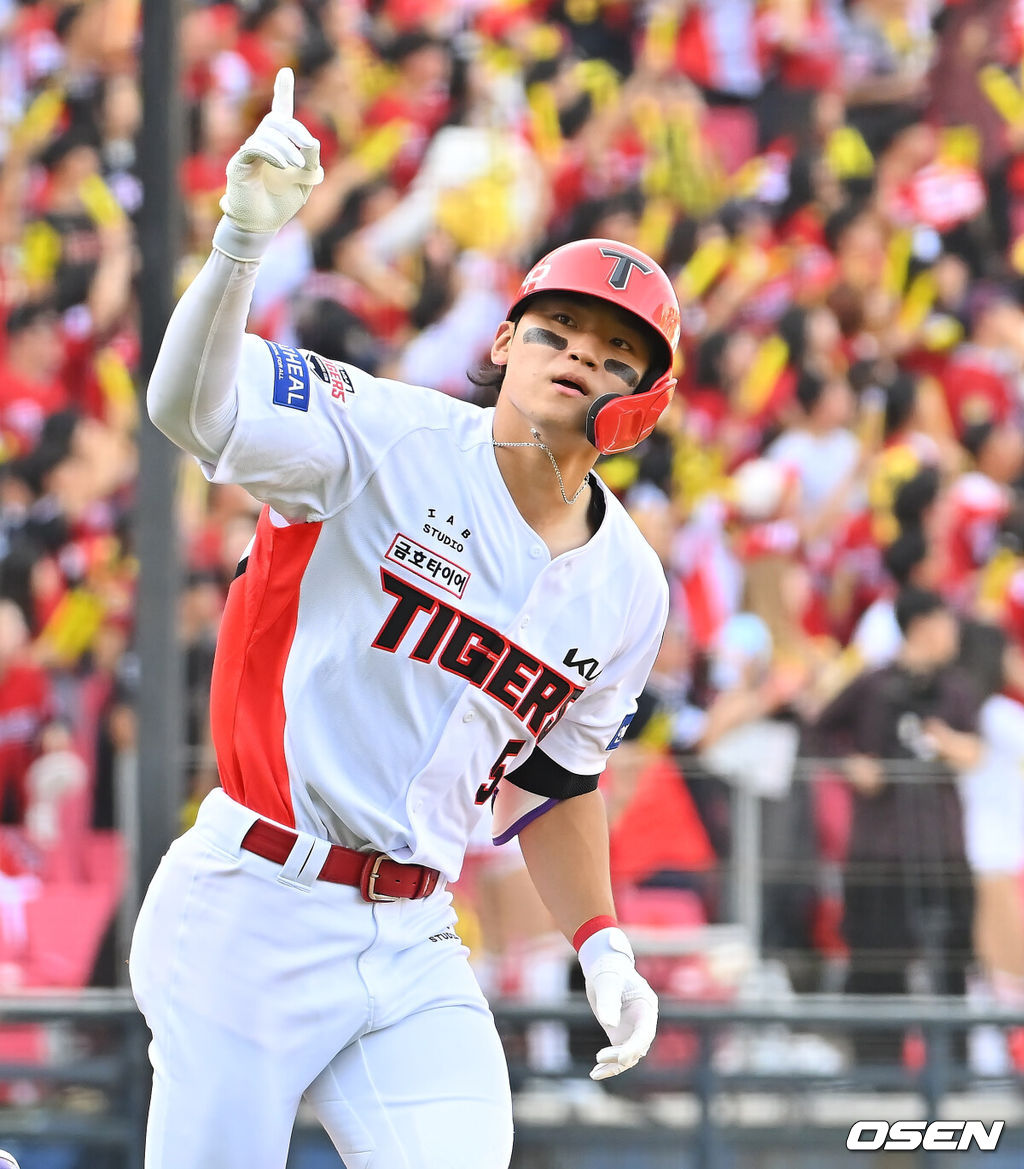 17일 광주-기아챔피언스필드에서 2026 신한 SOL KBO 리그 준플레이오프 KIA 타이거즈와 LG 트윈스의 1차전 경기가 열렸다. KIA는 올 시즌 79승 2무 63패 승률 .556 리그 3위를 기록했다. LG는 78승 1무 65패 승률 .545 리그 4위다. 상대전적에서는 KIA가 9승 7패로 앞선다. 가을야구 맞대결은 2016년 와일드카드 결정전 이후 10년 만이다.KIA 타이거즈 김도영이 4회말 1사 좌월 역전 솔로 홈런을 치고 세리머니를 하고 있다. 2026.10.17 / foto0307@osen.co.kr