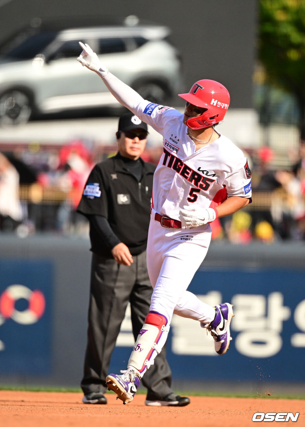 17일 광주-기아 챔피언스 필드에서 ‘2026 신한 SOL KBO 준플레이오프’ 1차전 KIA 타이거즈와 LG 트윈스의 경기가 열렸다.KIA는 올 시즌 79승 2무 63패 승률 .556 리그 3위를 기록했다. LG는 78승 1무 65패 승률 .545 리그 4위다. 상대전적에서는 KIA가 9승 7패로 앞선다. 가을야구 맞대결은 2016년 와일드카드 결정전 이후 10년 만이다.4회말 1사에서 KIA 김도영이 역전 좌월 솔로포를 날리며 기뻐하고 있다. 2026.10.17 / jpnews@osen.co.kr
