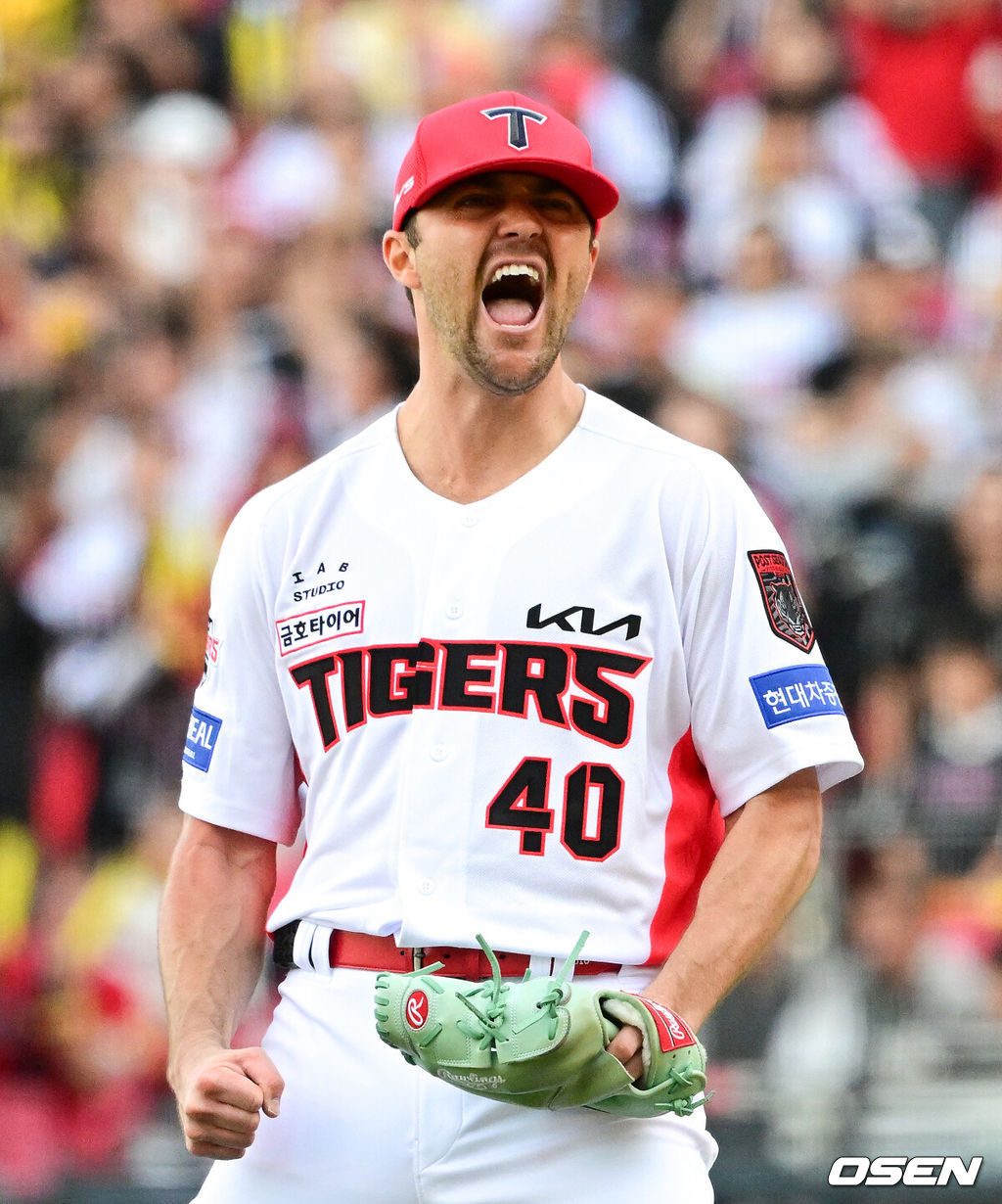 17일 광주-기아 챔피언스 필드에서 ‘2026 신한 SOL KBO 준플레이오프’ 1차전 KIA 타이거즈와 LG 트윈스의 경기가 열렸다.KIA는 올 시즌 79승 2무 63패 승률 .556 리그 3위를 기록했다. LG는 78승 1무 65패 승률 .545 리그 4위다. 상대전적에서는 KIA가 9승 7패로 앞선다. 가을야구 맞대결은 2016년 와일드카드 결정전 이후 10년 만이다.6회초 1사 1,2루에서 KIA 네일이 LG 문보경을 2루 땅볼 병살로 처리하며 포효하고 있다. 2026.10.17 / jpnews@osen.co.kr