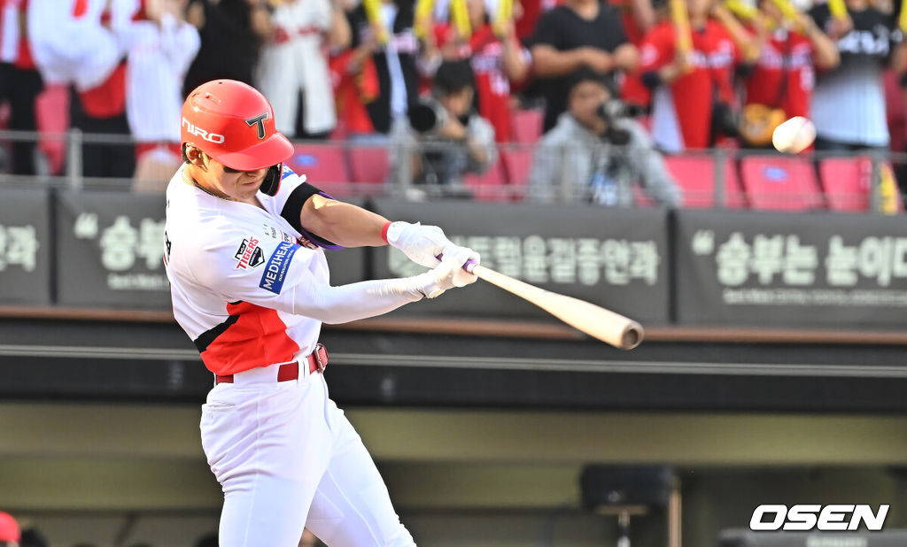 17일 광주-기아챔피언스필드에서 2026 신한 SOL KBO 리그 준플레이오프 KIA 타이거즈와 LG 트윈스의 1차전 경기가 열렸다. KIA는 올 시즌 79승 2무 63패 승률 .556 리그 3위를 기록했다. LG는 78승 1무 65패 승률 .545 리그 4위다. 상대전적에서는 KIA가 9승 7패로 앞선다. 가을야구 맞대결은 2016년 와일드카드 결정전 이후 10년 만이다.KIA 타이거즈 김도영이 6회말 무사 1,3루 우익수 희생플라이를 치고 있다. 2026.10.17 / foto0307@osen.co.kr