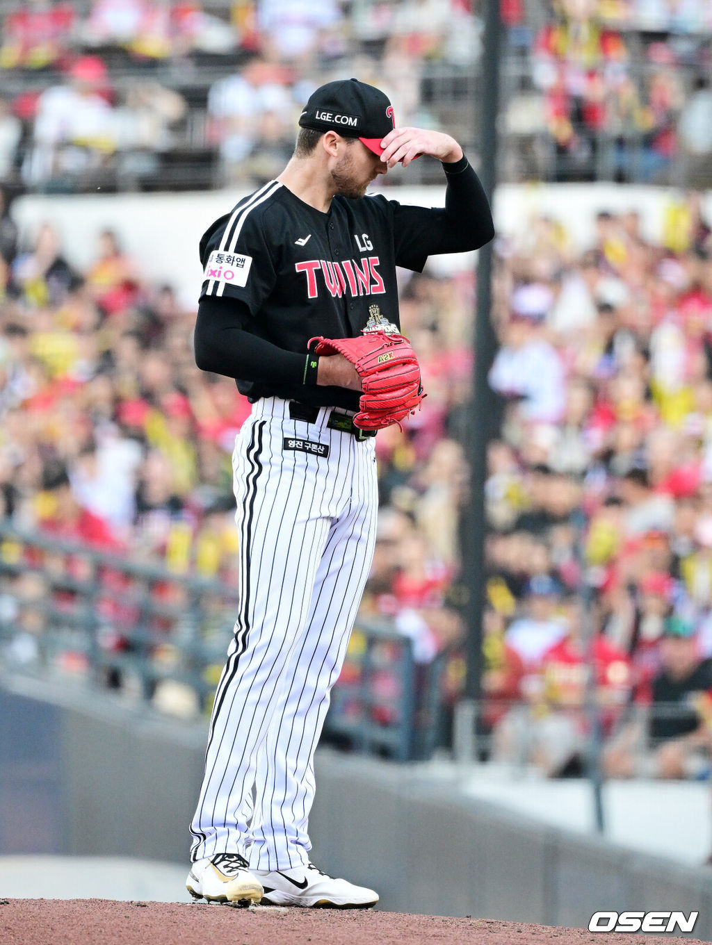 17일 광주-기아 챔피언스 필드에서 ‘2026 신한 SOL KBO 준플레이오프’ 1차전 KIA 타이거즈와 LG 트윈스의 경기가 열렸다.KIA는 올 시즌 79승 2무 63패 승률 .556 리그 3위를 기록했다. LG는 78승 1무 65패 승률 .545 리그 4위다. 상대전적에서는 KIA가 9승 7패로 앞선다. 가을야구 맞대결은 2016년 와일드카드 결정전 이후 10년 만이다.6회말 무사 1,3루에서 LG 톨허스트가 교체되고 있다. 2026.10.17 / jpnews@osen.co.kr