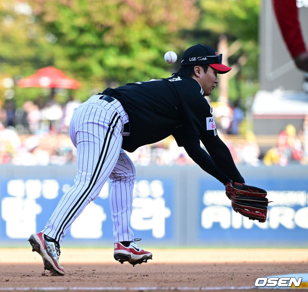 17일 광주-기아 챔피언스 필드에서 ‘2026 신한 SOL KBO 준플레이오프’ 1차전 KIA 타이거즈와 LG 트윈스의 경기가 열렸다.KIA는 올 시즌 79승 2무 63패 승률 .556 리그 3위를 기록했다. LG는 78승 1무 65패 승률 .545 리그 4위다. 상대전적에서는 KIA가 9승 7패로 앞선다. 가을야구 맞대결은 2016년 와일드카드 결정전 이후 10년 만이다.6회말 무사 1루에서 LG 문보경이 KIA 김선빈의 타구에 실책을 범하고 있다. 2026.10.17 / jpnews@osen.co.kr