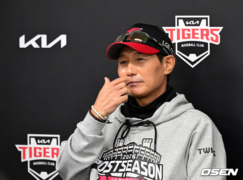 17일 광주-기아 챔피언스 필드에서 ‘2026 신한 SOL KBO 준플레이오프’ 1차전 KIA 타이거즈와 LG 트윈스의 경기가 열렸다.KIA는 올 시즌 79승 2무 63패 승률 .556 리그 3위를 기록했다. LG는 78승 1무 65패 승률 .545 리그 4위다. 상대전적에서는 KIA가 9승 7패로 앞선다. 가을야구 맞대결은 2016년 와일드카드 결정전 이후 10년 만이다.경기에 앞서 LG 염경엽 감독이 인터뷰를 하고 있다. 2026.10.17 / jpnews@osen.co.kr