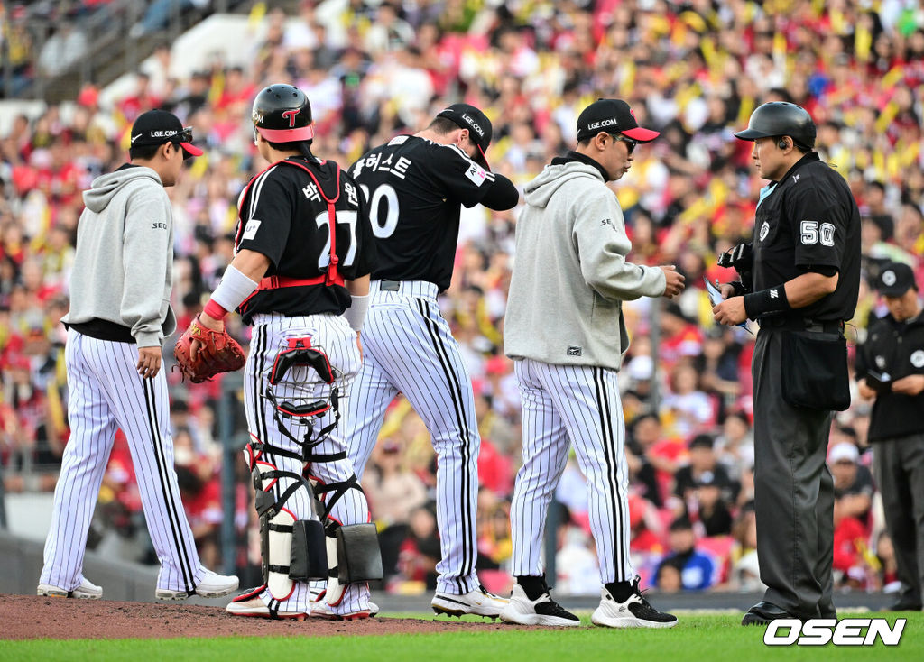 17일 광주-기아 챔피언스 필드에서 ‘2026 신한 SOL KBO 준플레이오프’ 1차전 KIA 타이거즈와 LG 트윈스의 경기가 열렸다.KIA는 올 시즌 79승 2무 63패 승률 .556 리그 3위를 기록했다. LG는 78승 1무 65패 승률 .545 리그 4위다. 상대전적에서는 KIA가 9승 7패로 앞선다. 가을야구 맞대결은 2016년 와일드카드 결정전 이후 10년 만이다.6회말 무사 1,3루에서 LG 톨허스트가 교체되고 있다. 2026.10.17 / jpnews@osen.co.kr
