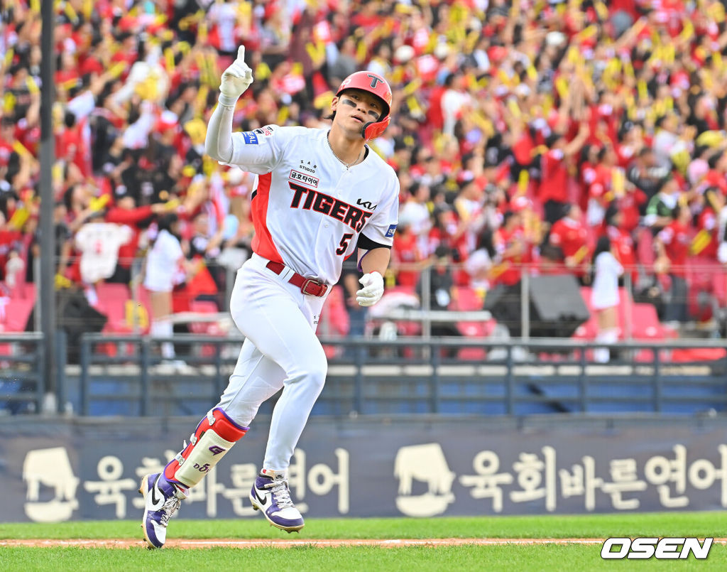 17일 광주-기아챔피언스필드에서 2026 신한 SOL KBO 리그 준플레이오프 KIA 타이거즈와 LG 트윈스의 1차전 경기가 열렸다. KIA는 올 시즌 79승 2무 63패 승률 .556 리그 3위를 기록했다. LG는 78승 1무 65패 승률 .545 리그 4위다. 상대전적에서는 KIA가 9승 7패로 앞선다. 가을야구 맞대결은 2016년 와일드카드 결정전 이후 10년 만이다.KIA 타이거즈 김도영이 4회말 1사 좌월 역전 솔로 홈런을 치고 세리머니를 하고 있다. 2026.10.17 / foto0307@osen.co.kr