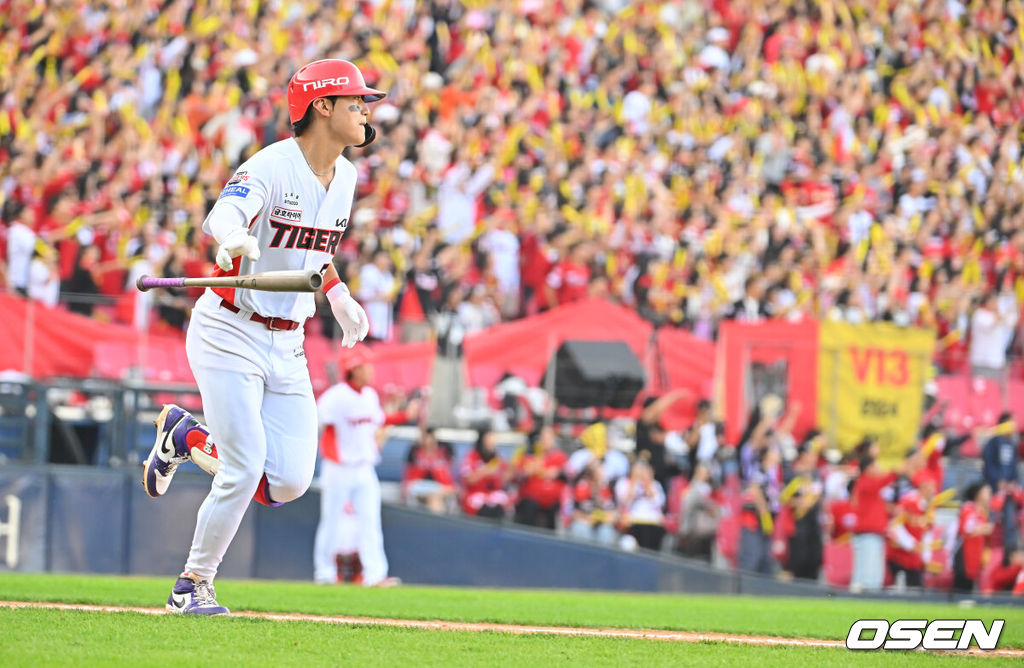 17일 광주-기아챔피언스필드에서 2026 신한 SOL KBO 리그 준플레이오프 KIA 타이거즈와 LG 트윈스의 1차전 경기가 열렸다. KIA는 올 시즌 79승 2무 63패 승률 .556 리그 3위를 기록했다. LG는 78승 1무 65패 승률 .545 리그 4위다. 상대전적에서는 KIA가 9승 7패로 앞선다. 가을야구 맞대결은 2016년 와일드카드 결정전 이후 10년 만이다.KIA 타이거즈 김도영이 8회말 2사 1루 중월 2점 홈런을 치고 그라운드를 돌고 있다. 2026.10.17 / foto0307@osen.co.kr