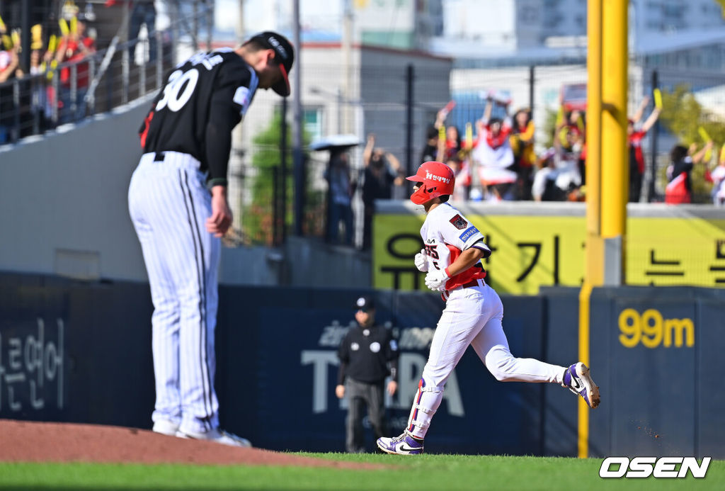 17일 광주-기아챔피언스필드에서 2026 신한 SOL KBO 리그 준플레이오프 KIA 타이거즈와 LG 트윈스의 1차전 경기가 열렸다. KIA는 올 시즌 79승 2무 63패 승률 .556 리그 3위를 기록했다. LG는 78승 1무 65패 승률 .545 리그 4위다. 상대전적에서는 KIA가 9승 7패로 앞선다. 가을야구 맞대결은 2016년 와일드카드 결정전 이후 10년 만이다.KIA 타이거즈 김도영이 4회말 1사 좌월 역전 솔로 홈런을 치고 그라운드를 돌고 있다. 2026.10.17 / foto0307@osen.co.kr