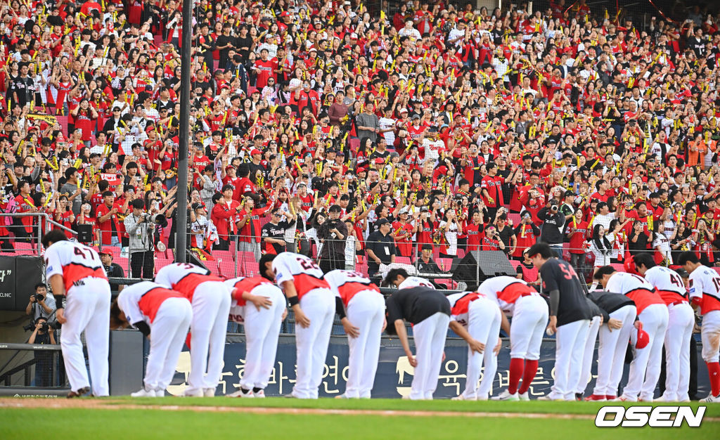 17일 광주-기아챔피언스필드에서 2026 신한 SOL KBO 리그 준플레이오프 KIA 타이거즈와 LG 트윈스의 1차전 경기가 열렸다. KIA는 올 시즌 79승 2무 63패 승률 .556 리그 3위를 기록했다. LG는 78승 1무 65패 승률 .545 리그 4위다. 상대전적에서는 KIA가 9승 7패로 앞선다. 가을야구 맞대결은 2016년 와일드카드 결정전 이후 10년 만이다.KIA 타이거즈 선수들이 LG 트윈스에 5-1로 승리한 후 팬들에게 인사를 하고 있다. 2026.10.17 / foto0307@osen.co.kr