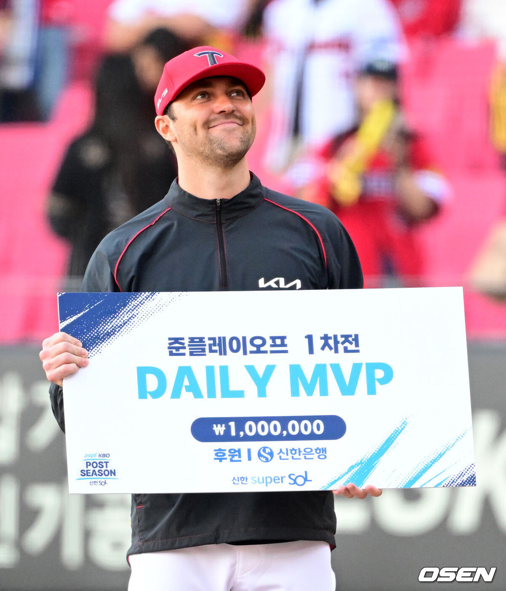 프로야구 KIA 타이거즈가 중요한 1차전 기선 제압에 성공했다. 김도영은 멀티홈런으로 다시 한 번 LG 트윈스 킬러다운 모습을 뽐냈다.KIA는 17일 광주-기아 챔피언스 필드에서 열린 ‘2026 신한 SOL KBO 준플레이오프’ 1차전 LG 트윈스와의 경기에서 5-1로 승리했다. 정규시즌 LG를 상대로 7연승을 기록한 KIA는 가을야구에서도 기세를 이어가며 LG전 8연승을 내달렸다. 준플레이오프 1차전 MVP에 선정된 KIA 네일이 포토타임을 하고 있다. 2026.10.17 / jpnews@osen.co.kr