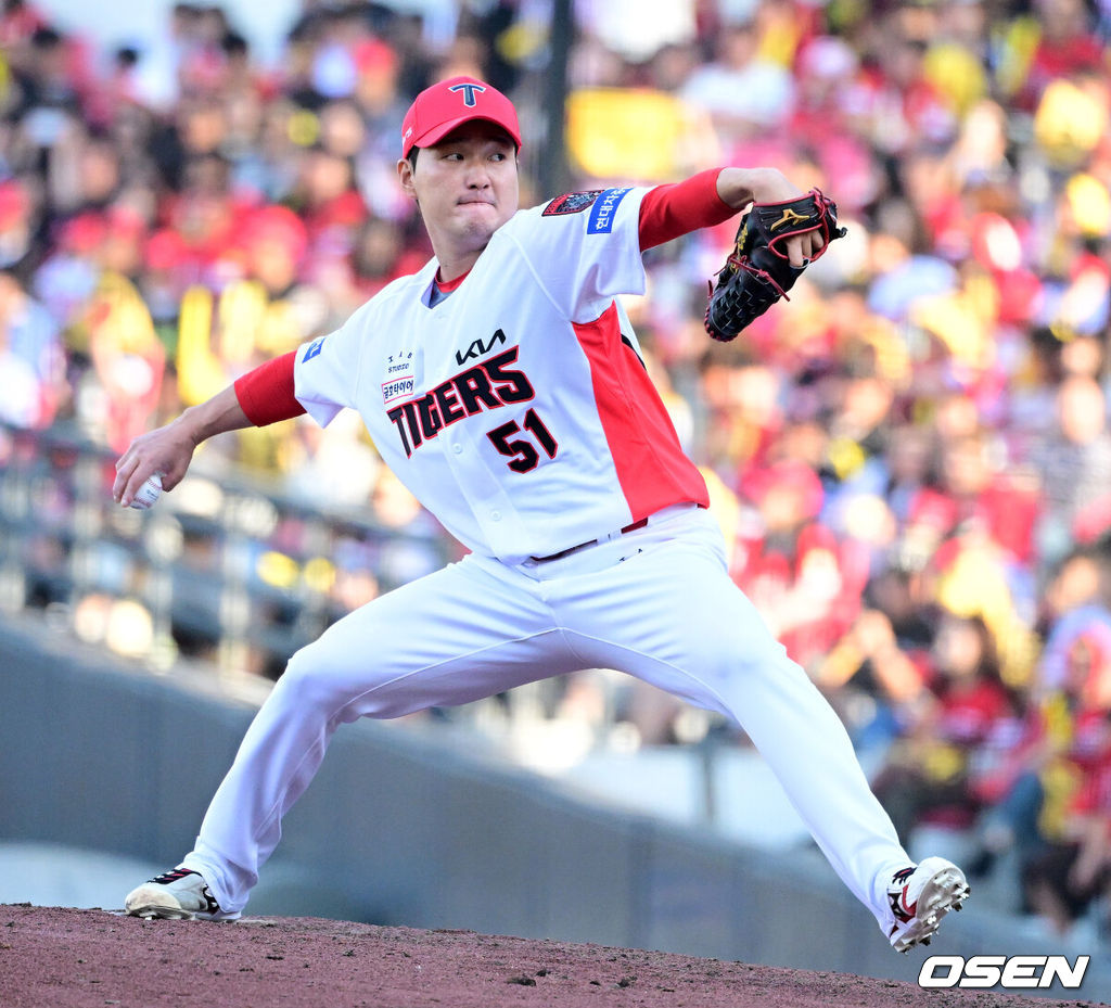 17일 광주-기아 챔피언스 필드에서 ‘2026 신한 SOL KBO 준플레이오프’ 1차전 KIA 타이거즈와 LG 트윈스의 경기가 열렸다.KIA는 올 시즌 79승 2무 63패 승률 .556 리그 3위를 기록했다. LG는 78승 1무 65패 승률 .545 리그 4위다. 상대전적에서는 KIA가 9승 7패로 앞선다. 가을야구 맞대결은 2016년 와일드카드 결정전 이후 10년 만이다.8회초 2사 1루에서 KIA 전상현이 역투하고 있다. 2026.10.17 / jpnews@osen.co.kr