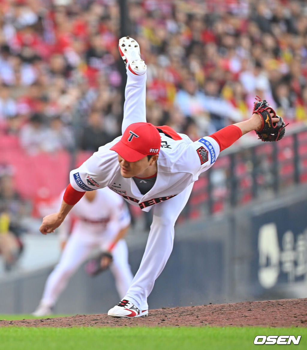 17일 광주-기아챔피언스필드에서 2026 신한 SOL KBO 리그 준플레이오프 KIA 타이거즈와 LG 트윈스의 1차전 경기가 열렸다. KIA는 올 시즌 79승 2무 63패 승률 .556 리그 3위를 기록했다. LG는 78승 1무 65패 승률 .545 리그 4위다. 상대전적에서는 KIA가 9승 7패로 앞선다. 가을야구 맞대결은 2016년 와일드카드 결정전 이후 10년 만이다.KIA 타이거즈 전상현이 역투하고 있다. 2026.10.17 / foto0307@osen.co.kr