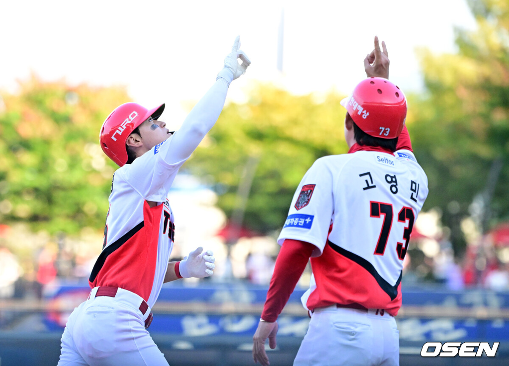 17일 광주-기아 챔피언스 필드에서 ‘2026 신한 SOL KBO 준플레이오프’ 1차전 KIA 타이거즈와 LG 트윈스의 경기가 열렸다.KIA는 올 시즌 79승 2무 63패 승률 .556 리그 3위를 기록했다. LG는 78승 1무 65패 승률 .545 리그 4위다. 상대전적에서는 KIA가 9승 7패로 앞선다. 가을야구 맞대결은 2016년 와일드카드 결정전 이후 10년 만이다.8회말 2사 1루에서 KIA 김도영이 중월 투런포를 날리며 세리머니를 하고 있다. 2026.10.17 / jpnews@osen.co.kr