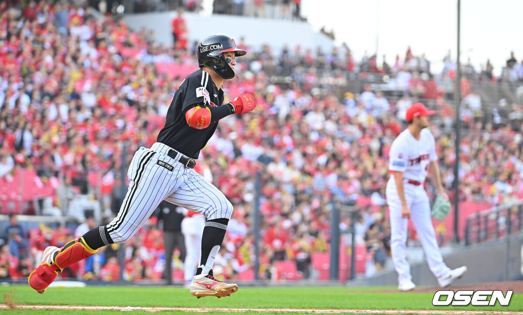 17일 광주-기아챔피언스필드에서 2026 신한 SOL KBO 리그 준플레이오프 KIA 타이거즈와 LG 트윈스의 1차전 경기가 열렸다. KIA는 올 시즌 79승 2무 63패 승률 .556 리그 3위를 기록했다. LG는 78승 1무 65패 승률 .545 리그 4위다. 상대전적에서는 KIA가 9승 7패로 앞선다. 가을야구 맞대결은 2016년 와일드카드 결정전 이후 10년 만이다.LG 트윈스 박해민이 6회초 우중간 2루타를 치고 진루하고 있다. 2026.10.17 / foto0307@osen.co.kr