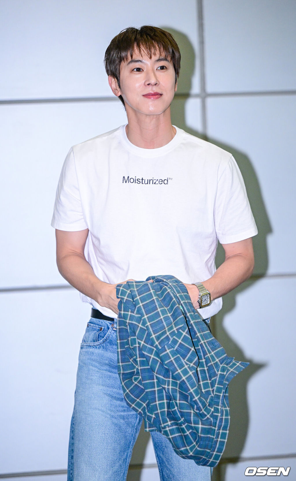 동방신기 유노윤호가 14일 오후 서울 목동 SBS에서 진행되는 라디오 '두시탈출 컬투쇼’에 스페셜 DJ로 나섰다.유노윤호는 오는 17일 잠실 실내체육관에서 '유노 프로젝트 26: 신 챕터 원 인 서울' 콘서트를 열고 팬들을 만난다. 유노윤호가 출근길에서 포즈를 취하고 있다. 2026.07.14 / dreamer@osen.co.kr