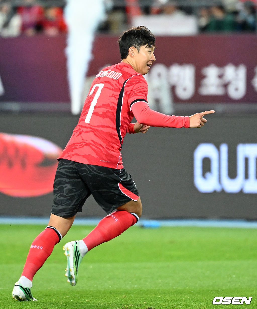 한국축구에 역사적인 날이다. 손흥민(34, LAFC)이 전설 차범근의 A매치 최다골 기록을 넘었다. 로베르트 모레노 감독이 이끄는 대한민국 축구대표팀은 6일 오후 8시 용인미르스타디움에서 개최되는 친선전에서 우즈베키스탄을 상대로 손흥민의 선제골과 오세훈의 추가골이 터져 2-0 완승을 거뒀다. 전반 선제골을 성공시킨 대한민국 손흥민이 환호하고 있다. 2026.10.06 /sunday@osen.co.kr