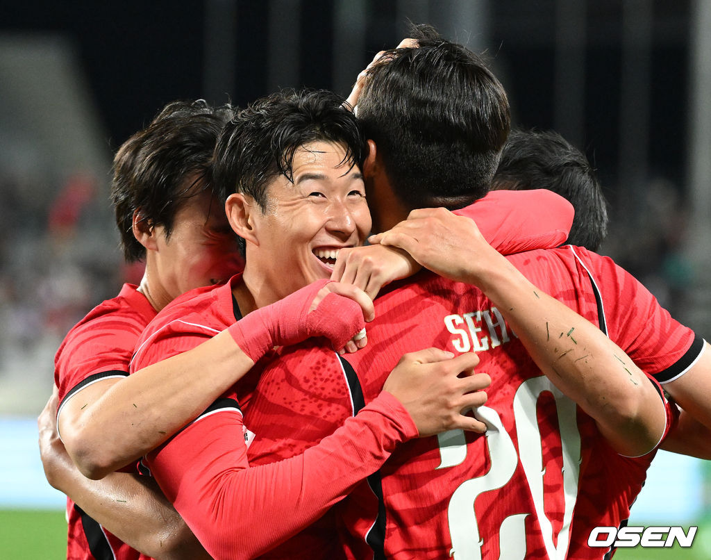 한국축구에 역사적인 날이다. 손흥민(34, LAFC)이 전설 차범근의 A매치 최다골 기록을 넘었다. 로베르트 모레노 감독이 이끄는 대한민국 축구대표팀은 6일 오후 8시 용인미르스타디움에서 개최되는 친선전에서 우즈베키스탄을 상대로 손흥민의 선제골과 오세훈의 추가골이 터져 2-0 완승을 거뒀다. 후반 대한민국 손흥민이 팀의 두 번째 골을 넣은 오세훈과 환호하고 있다. 2026.10.06 /sunday@osen.co.kr