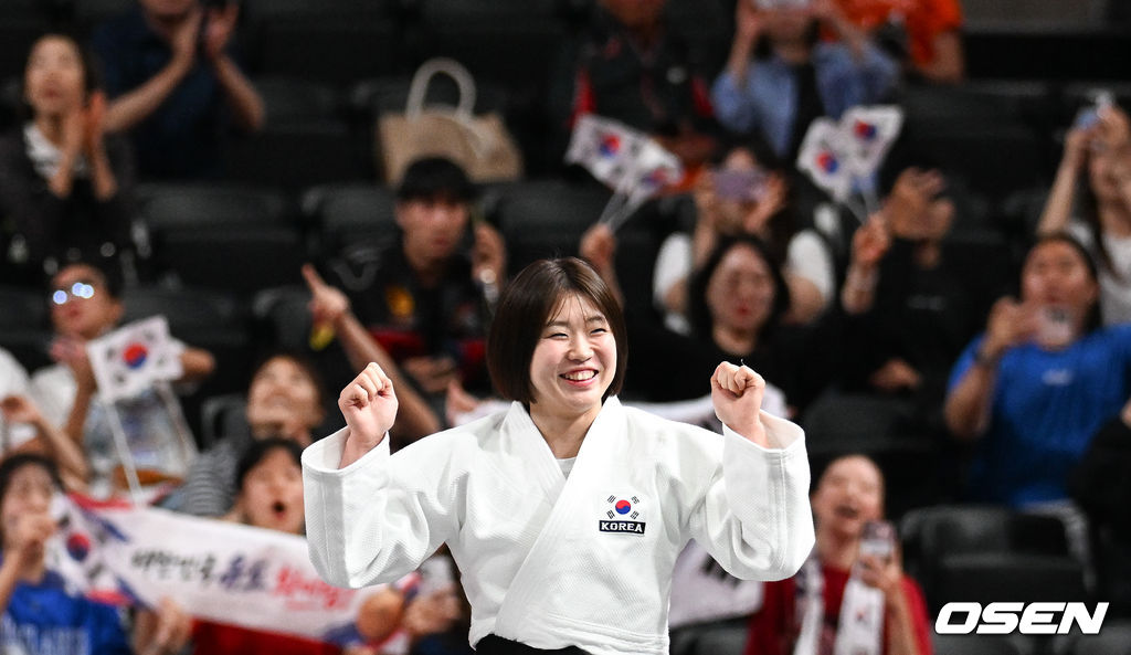 1일 일본 나고야 아이치 인터내셔널 아레나에서 2026년 아이치·나고야 아시안게임 유도 여자 57㎏급 결승 한국 허미미와 몽골 대표 테르비시 아리운자야의 경기가 진행됐다.허미미는 한국인 아버지와 일본인 어머니 사이에서 태어난 '재일교포'다. 복수국적자였지만, 2021년 '한국 선수로 뛰는 모습을 보고 싶다'는 할머니의 유언에 따라 한국 국적을 택했다.시상식에서 금메달 수상한 허미미가 시상대에 오르고 있다. 2026.10.01 / soul1014@osen.co.kr