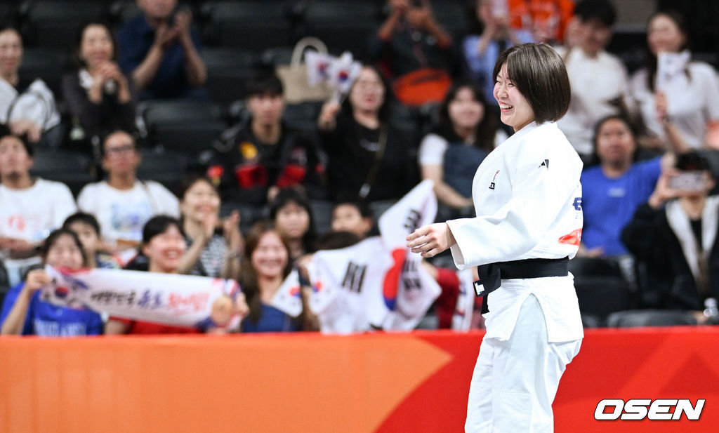 1일 일본 나고야 아이치 인터내셔널 아레나에서 2026년 아이치·나고야 아시안게임 유도 여자 57㎏급 결승 한국 허미미와 몽골 대표 테르비시 아리운자야의 경기가 진행됐다.허미미는 한국인 아버지와 일본인 어머니 사이에서 태어난 '재일교포'다. 복수국적자였지만, 2021년 '한국 선수로 뛰는 모습을 보고 싶다'는 할머니의 유언에 따라 한국 국적을 택했다.금메달 허미미가 시상대로 입장하고 있다. 2026.10.01 / soul1014@osen.co.kr